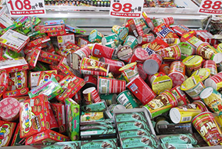 超特価商品を、夕方来店されるお客様も購入できる量を取り揃えた単品特売企画も実施しています